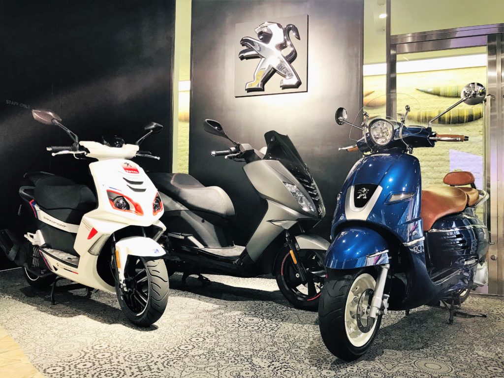 優れたエンジン。  2016年モデル。 プジョー ( Sum-Up）125cc。 非常に速いバイク。  14316キロ。 サイドスタンド付き。フロントディスクブレーキ。  ◆安い価格で安心して乗れる良いバイクを提供しています。 優れたエンジン。 2016年モデル。 プジョー ( Sum-Up）125cc。 非常に